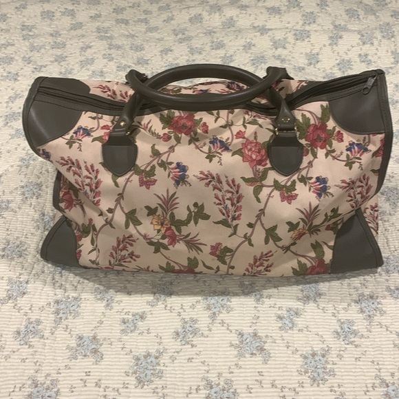 Laura Ashley Overnight Bag No 1 Floral matching Handles A Gorgeous must have Bag - Picture 5 of 11